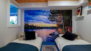 4 dormitorios, escritorio, tabla de planchar con plancha y cuna de viaje