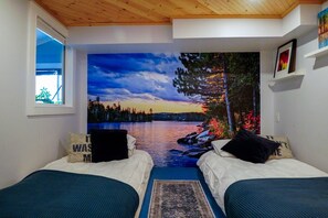 4 makuuhuonetta, työpöytä, silitysrauta/-lauta, vauvan matkasänky