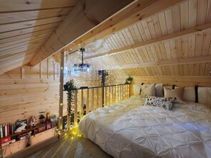 1 slaapkamer, een bureau, een strijkplank/strijkijzer, reisbedje