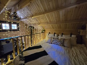 1 bedroom, desk, iron/ironing board, travel crib - Teremok Log Cabin & Cedar Hot Tub & Sauna on Wood (Bracebridge)