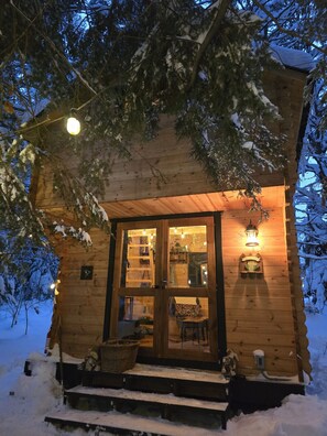 Exterior - Teremok Log Cabin & Cedar Hot Tub & Sauna on Wood (Bracebridge)