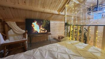 1 makuuhuone, työpöytä, silitysrauta/-lauta, vauvan matkasänky