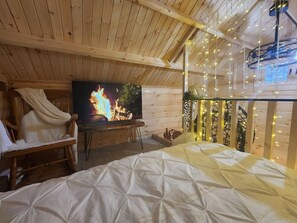 1 dormitorio, escritorio, tabla de planchar con plancha y cuna de viaje