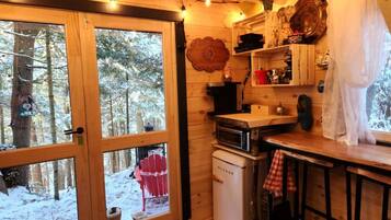 Een koelkast, een oven, een kookplaat, een koffiezetapparaat/waterkoker