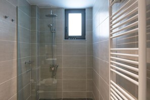 Séchoir à cheveux, serviettes fournies, papier de toilette