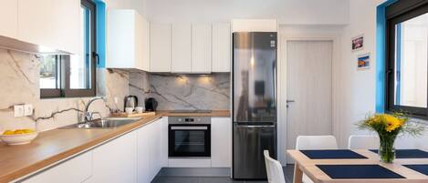 Fridge, oven, stovetop, dishwasher