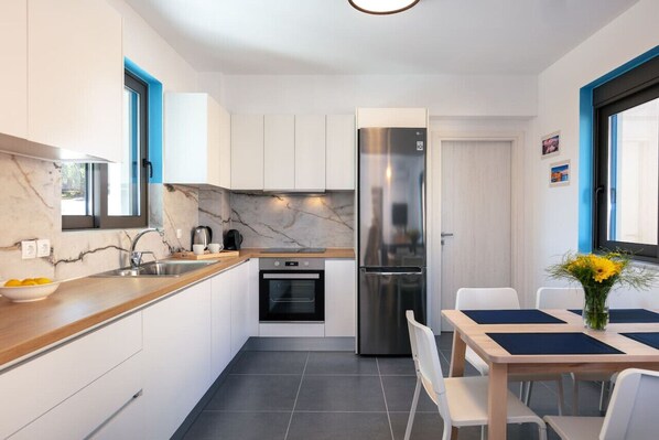 Fridge, oven, stovetop, dishwasher