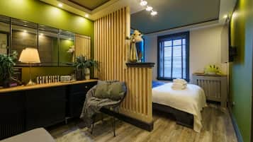 5 bedrooms, desk, WiFi