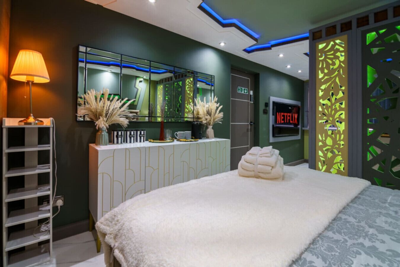 5 bedrooms, desk, WiFi