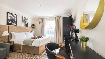 5 bedrooms, desk, WiFi