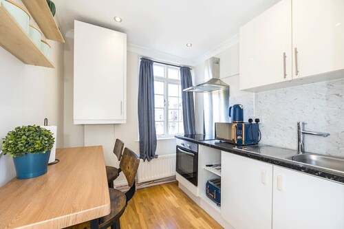 Spacious 5-Room Property in Prime Islington Location – Perfect for Groups & Business Travelers!