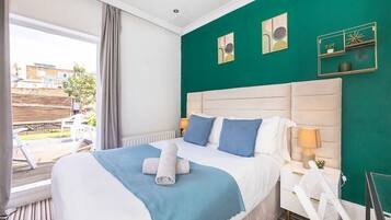 5 bedrooms, desk, WiFi
