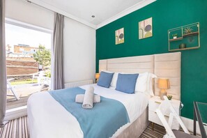 5 bedrooms, desk, WiFi