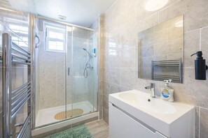 Bathroom - Spacious 5-Room Property in Prime Islington Location – Perfect for Groups & Business Travelers! (Greater London)