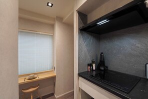 Fridge, microwave, stovetop, dishwasher