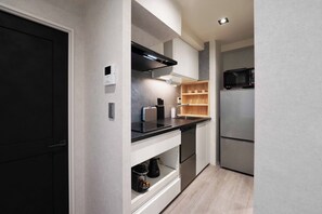 Fridge, microwave, stovetop, dishwasher - Real Life Iidabashi 1-bedroom cozy 3pax hi-end (Tokyo)