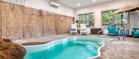 Innendørsbasseng og et oppvarmet basseng