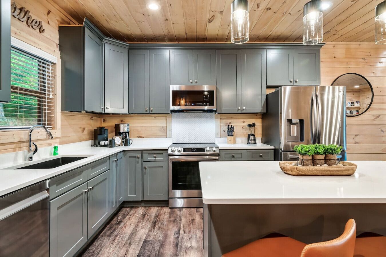 Frigorifero, microonde, forno, piano cottura