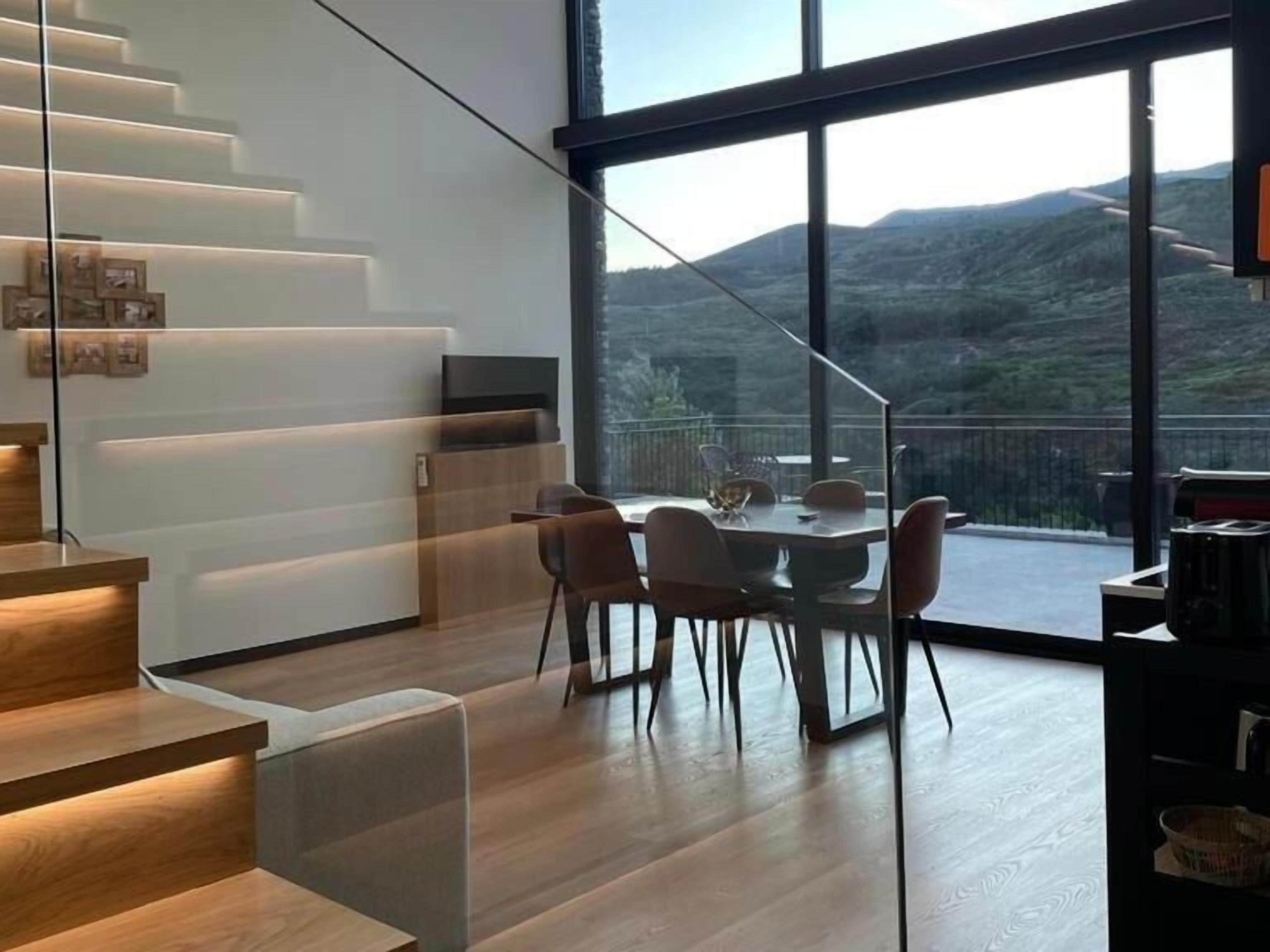   家庭公寓, 阳台, 山景 | 起居区 | 平板电视