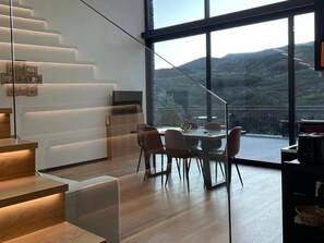 Appartement familial, balcon, vue sur la montagne | Aire de séjour | Téléviseur à écran plat