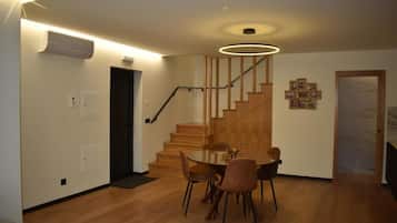 Departamento estándar, balcón, vista a la montaña | Área de sala de estar | Televisión de pantalla plana