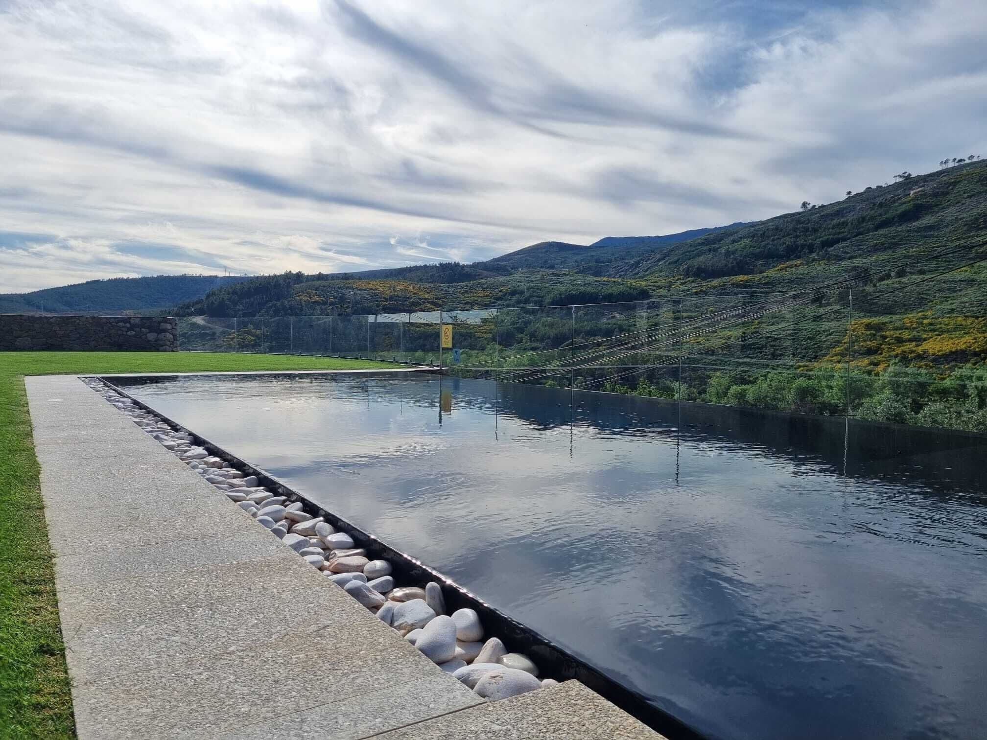 室外游泳池，恒温泳池，池畔遮阳伞，日光浴躺椅