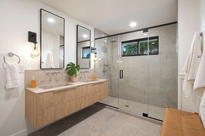 Hair dryer - Modern Kauaʻi Luxury Home With Ohana, Pool, and Spa in Kukuiʻula (Koloa)