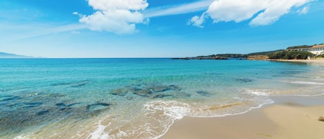 Una spiaggia nelle vicinanze, lettini da mare, teli da spiaggia