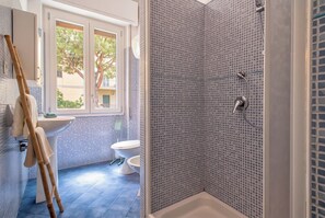 Shower, hair dryer, bidet, towels - ClickSardegna HiddenGarden with garden and whirlpool in the heart of Alghero (Alghero)