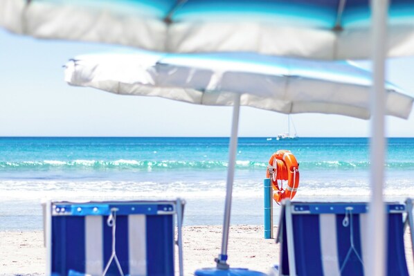 Una spiaggia nelle vicinanze, lettini da mare, teli da spiaggia