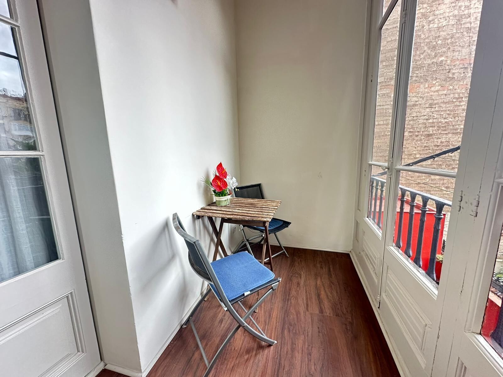 Quarto casal, banheiro compartilhado | Escrivaninha, ferros/tábuas de passar roupa, Wi-Fi de cortesia