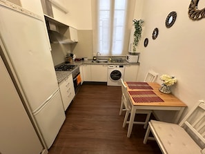 Réfrigérateur, micro-ondes, plaque de cuisson, cafetière/bouilloire