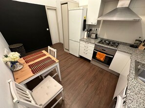 ตู้เย็น, ไมโครเวฟ, เตาประกอบอาหาร, เครื่องชงกาแฟ/ชา