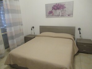 3 bedrooms, WiFi, bed sheets - COVERI House (Pomezia)