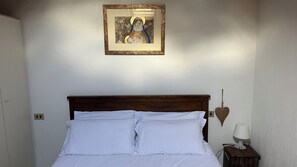 3 bedrooms, desk, iron/ironing board, travel crib