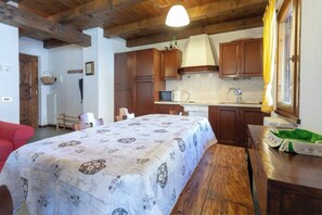 3 bedrooms, desk, iron/ironing board, travel cot