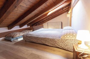 3 camere, una scrivania, ferro/asse da stiro, culla da viaggio