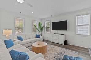 Televisie, videospelletjes, een tafeltennistafel en boeken