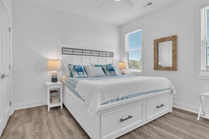 4 chambres, fer et planche à repasser, lit de bébé portatif