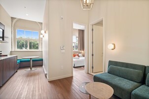 Caja de seguridad en la habitación y escritorio 