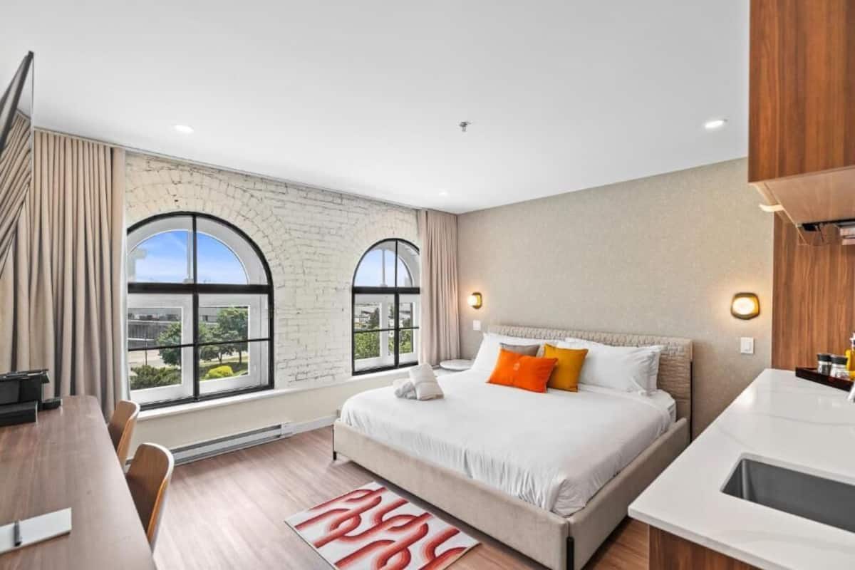 Habitación panorámica, vistas al lago | Caja fuerte, escritorio, espacio para trabajar con un portátil