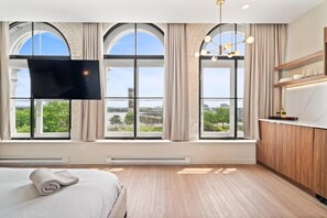 Premium kamer, gedeeltelijk uitzicht op meer | Een kluis op de kamer, een bureau, een laptopwerkplek