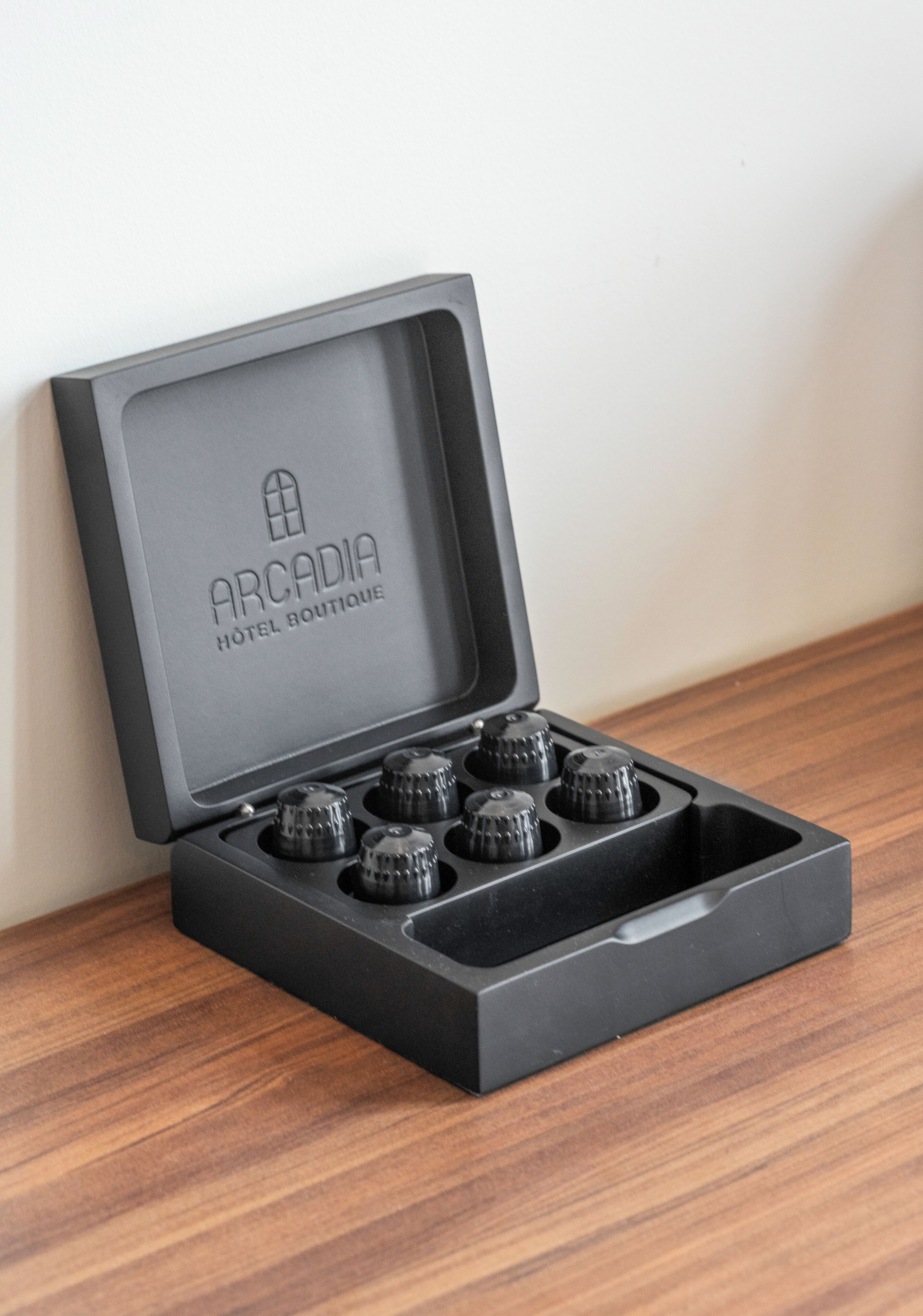 Una caja negra con el texto 