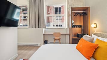 Kamar Basic, Bebas Asap Rokok | Brankas, meja kerja, ruang kerja ramah laptop, dan setrika/meja setrika