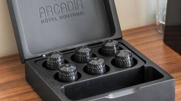 Una caja negra con el texto "ARCADIA HOTEL BOUTIQUE" y cuatro perillas en la tapa.