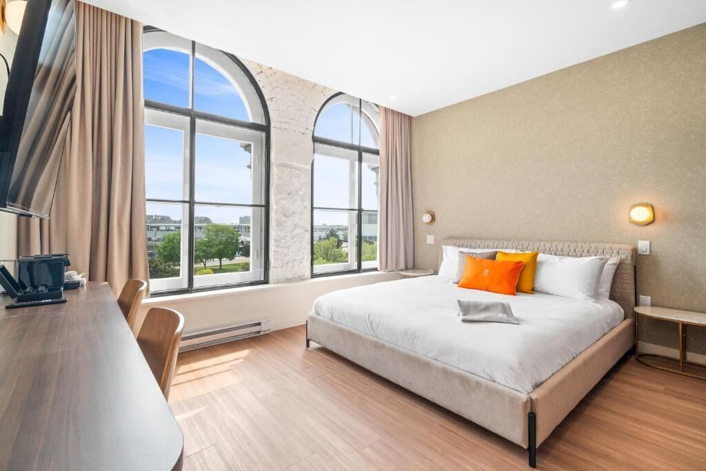 ห้องสแตนดาร์ด, วิวทะเลสาบ | ตู้นิรภัยในห้องพัก, โต๊ะทำงาน, พื้นที่ทำงานแบบใช้แล็ปท็อป