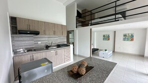 Une cuisine moderne dotée d’un plan de travail en granit, de meubles en bois et d’un coin repas avec un banc.