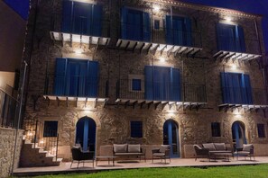 Front of property – evening/night - Villa Vincenza (Capo d'Orlando)