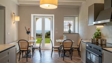 Villa exclusiva, balcón, vistas al mar | Cocina privada | Frigorífico pequeño
