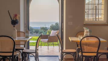 Villa exclusiva, balcón, vista al mar | Cocina privada | Frigobar